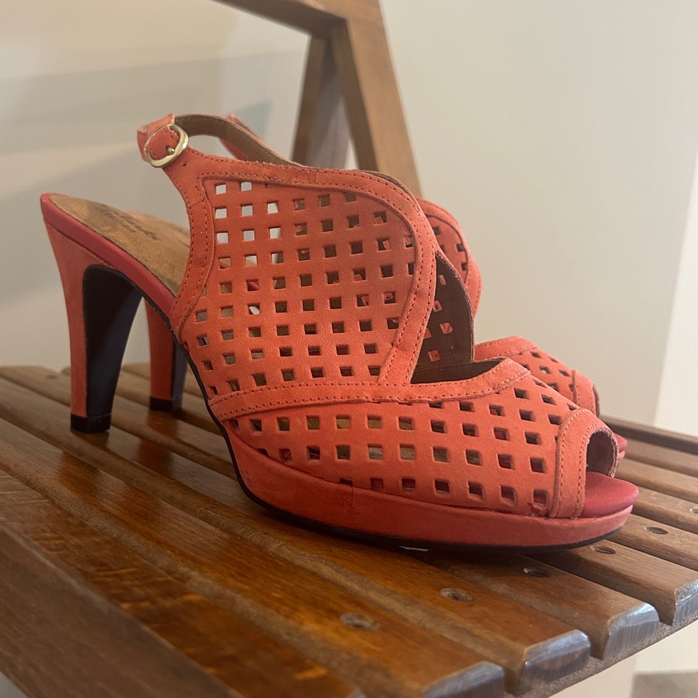 Clarks Artisan Wessex Shay Peep Toe Heels Coral Suede Leather Womens size 8 - Picture 3 of 7